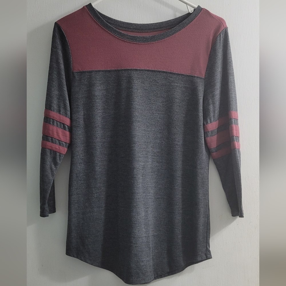 Arizona Jean Company Gray & Burgundy Knit Top